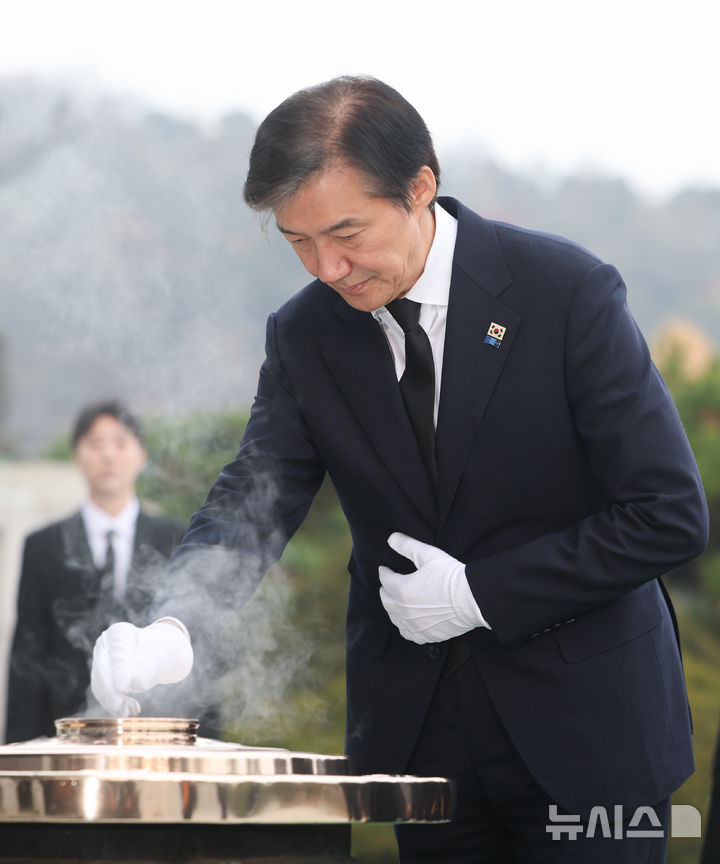 [서울=뉴시스] 황준선 기자 = 조국 조국혁신당 신임 당대표가 24일 오전 서울 동작구 국립서울현충원 현충탑에 분향하고 있다. 2025.11.24. hwang@newsis.com