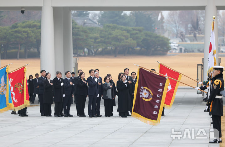 [서울=뉴시스] 황준선 기자 = 조국 조국혁신당 신임 당대표가 24일 오전 서울 동작구 국립서울현충원 현충탑을 참배하며 국기에 경례하고 있다. 2025.11.24. hwang@newsis.com