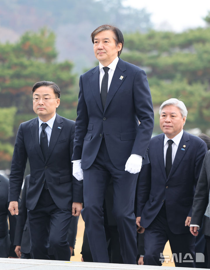 [서울=뉴시스] 황준선 기자 = 조국 조국혁신당 신임 당대표가 24일 오전 서울 동작구 국립서울현충원 현충탑을 참배하고 있다. 2025.11.24. hwang@newsis.com