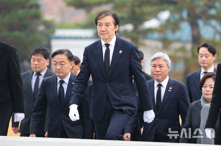[서울=뉴시스] 황준선 기자 = 조국 조국혁신당 신임 당대표가 24일 오전 서울 동작구 국립서울현충원 현충탑을 참배하고 있다. 2025.11.24. hwang@newsis.com