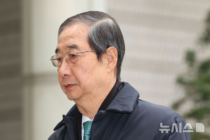 [서울=뉴시스] 권창회 기자 = 한덕수 전 국무총리가 24일 오전 서울 서초구 서울중앙지법에서 열린 내란방조·위증 등 혐의 관련 11차공판에 출석하고 있다, 2025.11.24. kch0523@newsis.com