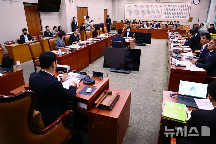 [서울=뉴시스] 김명년 기자 = 24일 오전 서울 여의도 국회에서 법제사법위원회 법안심사제1소위원회가 열리고 있다. 2025.11.24. kmn@newsis.com