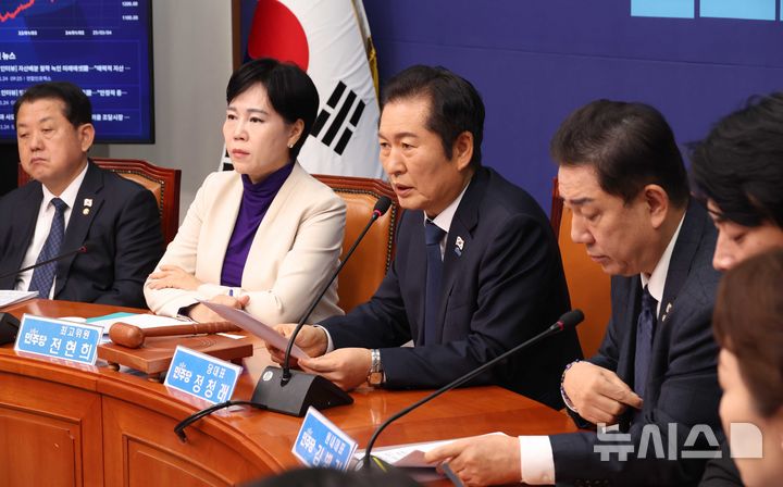 [서울=뉴시스] 조성봉 기자= 정청래 더불어민주당 대표가 24일 오전 서울 여의도 국회에서 열린 최고위원회의에서 발언을 하고 있다. 2025.11.24. suncho21@newsis.com