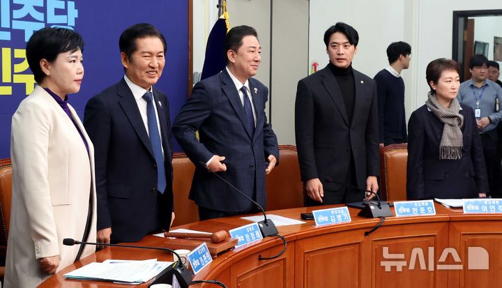 [서울=뉴시스] 조성봉 기자= 정청래 더불어민주당 대표와 최고위원들이 24일 오전 서울 여의도 국회에서 열린 최고위원회의에서 인사 준비를 하고 있다. 2025.11.24. suncho21@newsis.com