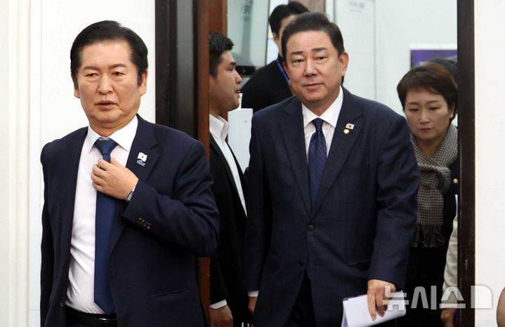 [서울=뉴시스] 조성봉 기자= 정청래 더불어민주당 대표, 김병기 원내대표, 이언주 최고위원이 24일 오전 서울 여의도 국회에서 열린 최고위원회의에 참석하고 있다. 2025.11.24. suncho21@newsis.com