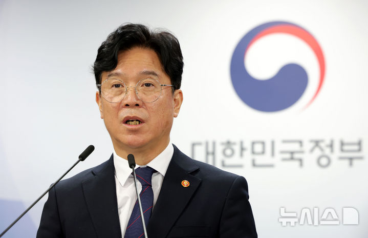 [서울=뉴시스] 홍효식 기자 = 김영훈 고용노동부 장관이 지난달 24일 오전 서울 종로구 정부서울청사 브리핑실에서 개정 노동법 하위 법령 관련 브리핑을 하고 있다. 2025.11.24. yesphoto@newsis.com