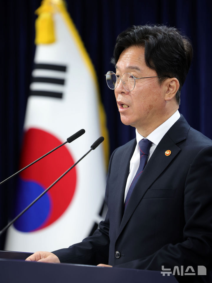 [서울=뉴시스] 홍효식 기자 = 김영훈 고용노동부 장관이 24일 오전 서울 종로구 정부서울청사 브리핑실에서 개정 노동법 하위 법령 관련 브리핑을 하고 있다. 2025.11.24. yesphoto@newsis.com