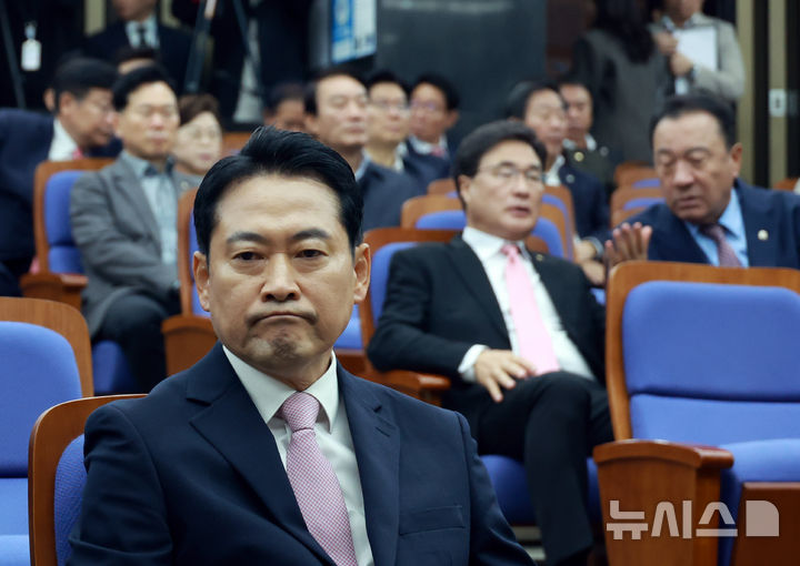 [서울=뉴시스] 고승민 기자 = 장동혁 국민의힘 대표가 24일 서울 여의도 국회에서 열린 의원총회에 참석하고 있다. 2025.11.24. kkssmm99@newsis.com