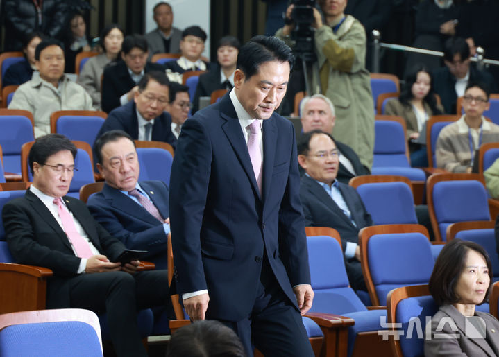 [서울=뉴시스] 고승민 기자 = 장동혁 국민의힘 대표가 24일 서울 여의도 국회에서 열린 의원총회에 참석하고 있다. 2025.11.24. kkssmm99@newsis.com