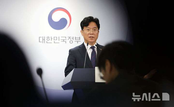 [서울=뉴시스] 홍효식 기자 = 김영훈 고용노동부 장관이 24일 오전 서울 종로구 정부서울청사 브리핑실에서 개정 노동법 하위 법령 관련 브리핑을 하고 있다. 2025.11.24. yesphoto@newsis.com