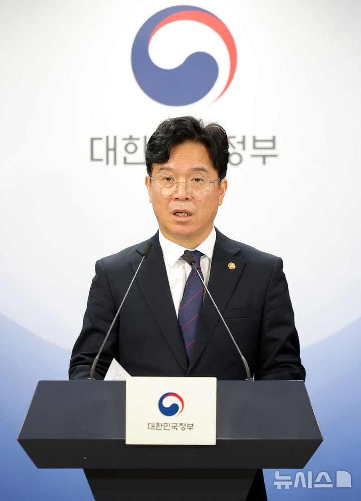 [서울=뉴시스] 홍효식 기자 = 김영훈 고용노동부 장관이 24일 오전 서울 종로구 정부서울청사 브리핑실에서 개정 노동법 하위 법령 관련 브리핑을 하고 있다. 2025.11.24. yesphoto@newsis.com