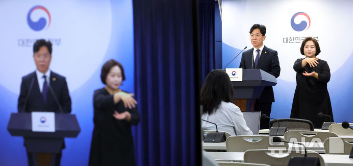 [서울=뉴시스] 홍효식 기자 = 김영훈 고용노동부 장관이 24일 오전 서울 종로구 정부서울청사 브리핑실에서 개정 노동법 하위 법령 관련 브리핑을 하고 있다. 2025.11.24. yesphoto@newsis.com