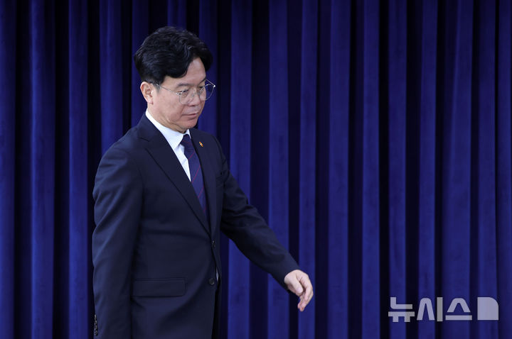 [서울=뉴시스] 홍효식 기자 = 김영훈 고용노동부 장관이 24일 오전 서울 종로구 정부서울청사 브리핑실에서 개정 노동법 하위 법령 관련 브리핑에 참석하고 있다. 2025.11.24. yesphoto@newsis.com