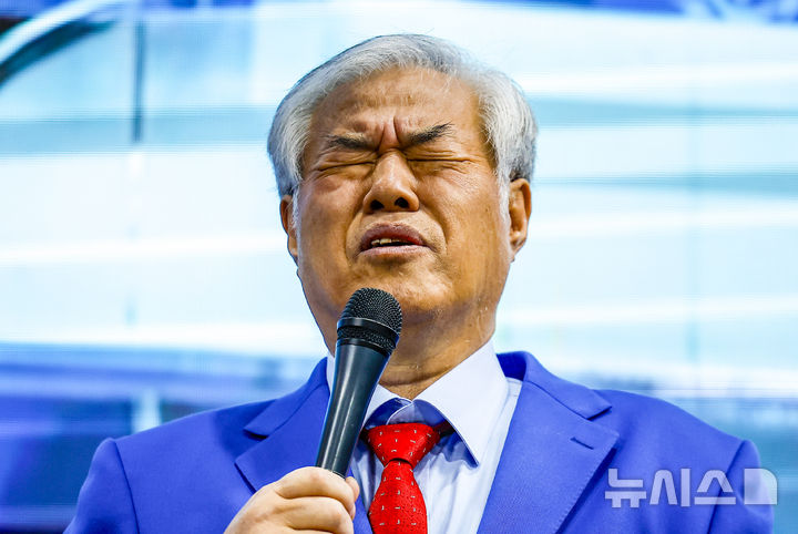 [서울=뉴시스] 정병혁 기자 = 전광훈 사랑제일교회 목사가 24일 서울 성북구 사랑제일교회에서 열린 국민저항권 특별기자회견에서 발언하고 있다. 2025.11.24. jhope@newsis.com