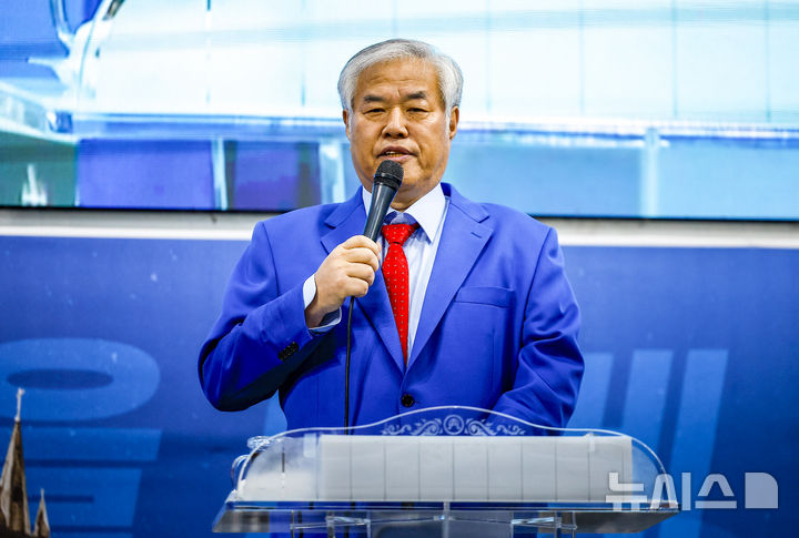 [서울=뉴시스] 정병혁 기자 = 전광훈 사랑제일교회 목사가 24일 서울 성북구 사랑제일교회에서 열린 국민저항권 특별기자회견에서 발언하고 있다. 2025.11.24. jhope@newsis.com