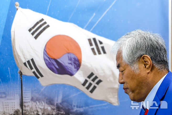 [서울=뉴시스] 정병혁 기자 = 전광훈 사랑제일교회 목사가 24일 서울 성북구 사랑제일교회에서 열린 국민저항권 특별기자회견에 참석하고 있다. 2025.11.24. jhope@newsis.com