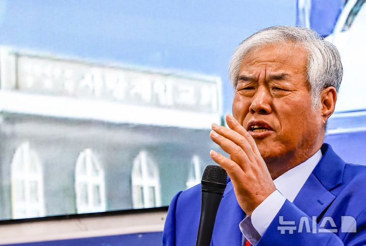 [서울=뉴시스] 정병혁 기자 = 전광훈 사랑제일교회 목사가 24일 서울 성북구 사랑제일교회에서 열린 국민저항권 특별기자회견에서 발언하고 있다. 2025.11.24. jhope@newsis.com