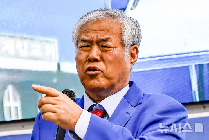 [서울=뉴시스] 정병혁 기자 = 전광훈 사랑제일교회 목사가 24일 서울 성북구 사랑제일교회에서 열린 국민저항권 특별기자회견에서 발언하고 있다. 2025.11.24. jhope@newsis.com