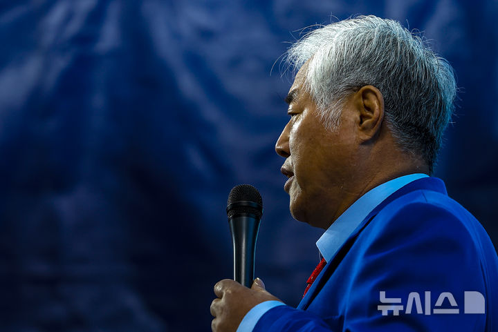 [서울=뉴시스] 정병혁 기자 = 전광훈 사랑제일교회 목사가 24일 서울 성북구 사랑제일교회에서 열린 국민저항권 특별기자회견에서 발언하고 있다. 2025.11.24. jhope@newsis.com