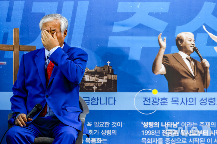 [서울=뉴시스] 정병혁 기자 = 전광훈 사랑제일교회 목사가 24일 서울 성북구 사랑제일교회에서 열린 국민저항권 특별기자회견에서 자리에 앉아 있다. 2025.11.24. jhope@newsis.com