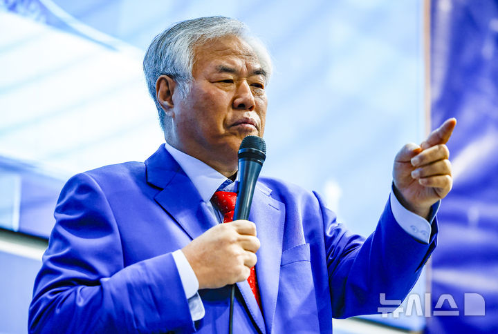 [서울=뉴시스] 정병혁 기자 = 전광훈 사랑제일교회 목사가 24일 서울 성북구 사랑제일교회에서 열린 국민저항권 특별기자회견에서 발언하고 있다. 2025.11.24. jhope@newsis.com