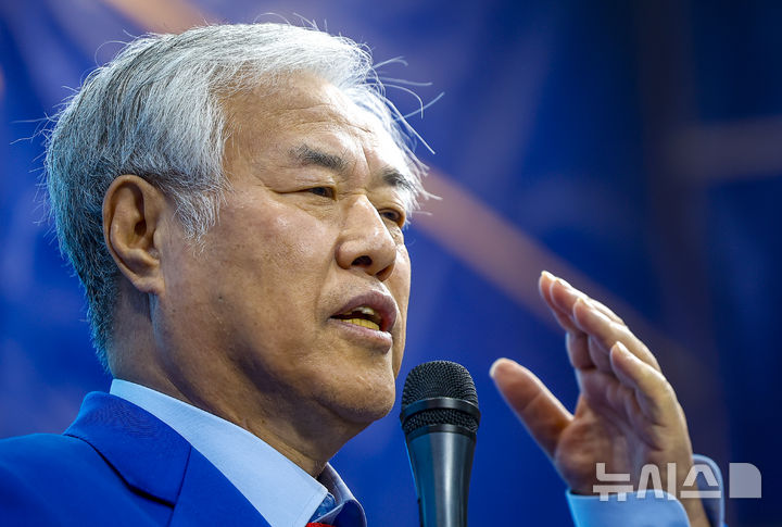 [서울=뉴시스] 정병혁 기자 = 전광훈 사랑제일교회 목사가 24일 서울 성북구 사랑제일교회에서 열린 국민저항권 특별기자회견에서 발언하고 있다. 2025.11.24. jhope@newsis.com