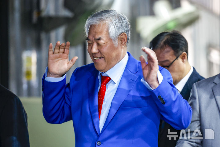 [서울=뉴시스] 정병혁 기자 = 전광훈 사랑제일교회 목사가 24일 서울 성북구 사랑제일교회에서 열린 국민저항권 특별기자회견에 참석하고 있다. 2025.11.24. jhope@newsis.com