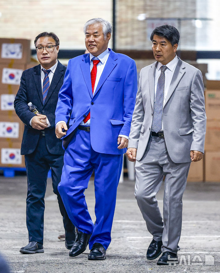 [서울=뉴시스] 정병혁 기자 = 전광훈 사랑제일교회 목사가 24일 서울 성북구 사랑제일교회에서 열린 국민저항권 특별기자회견에 참석하고 있다. 2025.11.24. jhope@newsis.com