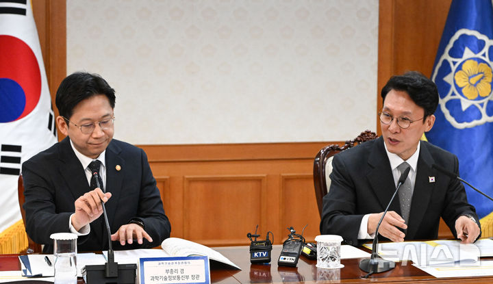 [서울=뉴시스] 김명원 기자 = 김민석 국무총리가 24일 오전 서울 종로구 정부서울청사에서 열린 제1회 과학기술 관계장관회의에 참석해 배경훈(왼쪽) 과가부총리 겸 과학기술정보통신부 장관과 대화하고 있다. (공동취재) 2025.11.24. photo@newsis.com