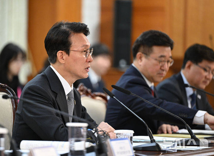 [서울=뉴시스] 김명원 기자 = 김민석 국무총리가 24일 오전 서울 종로구 정부서울청사에서 열린 제1회 과학기술관계장관회의에 참석해 발언하고 있다. (공동취재) 2025.11.24. photo@newsis.com