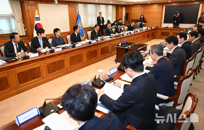 [서울=뉴시스] 김명원 기자 = 배경훈 과가부총리 겸 과학기술정보통신부 장관이 24일 오전 서울 종로구 정부서울청사에서 열린 제1회 과학기술관계장관회의에 참석해 발언하고 있다. (공동취재) 2025.11.24. photo@newsis.com