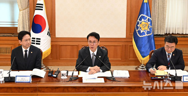 [서울=뉴시스] 김명원 기자 = 김민석 국무총리가 24일 오전 서울 종로구 정부서울청사에서 열린 제1회 과학기술관계장관회의에 참석해 발언하고 있다. (공동취재) 2025.11.24. photo@newsis.com