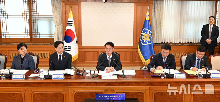 [서울=뉴시스] 김명원 기자 = 김민석 국무총리가 24일 오전 서울 종로구 정부서울청사에서 열린 제1회 과학기술관계장관회의에 참석해 발언하고 있다. (공동취재) 2025.11.24. photo@newsis.com