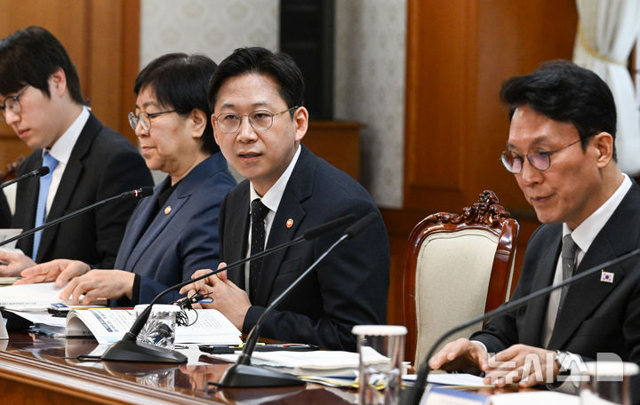 [서울=뉴시스] 김명원 기자 = 배경훈 과가부총리 겸 과학기술정보통신부 장관이 24일 오전 서울 종로구 정부서울청사에서 열린 제1회 과학기술관계장관회의에 참석해 발언하고 있다. (공동취재) 2025.11.24. photo@newsis.com