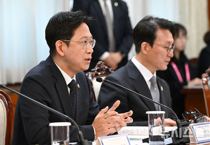 [서울=뉴시스] 김명원 기자 = 배경훈 과가부총리 겸 과학기술정보통신부 장관이 24일 오전 서울 종로구 정부서울청사에서 열린 제1회 과학기술관계장관회의에 참석해 발언하고 있다. (공동취재) 2025.11.24. photo@newsis.com