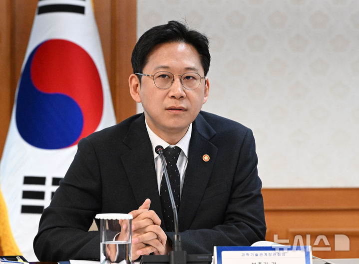 [서울=뉴시스] 김명원 기자 = 배경훈 과가부총리 겸 과학기술정보통신부 장관이 24일 오전 서울 종로구 정부서울청사에서 열린 제1회 과학기술관계장관회의에 참석해 발언하고 있다. (공동취재) 2025.11.24. photo@newsis.com