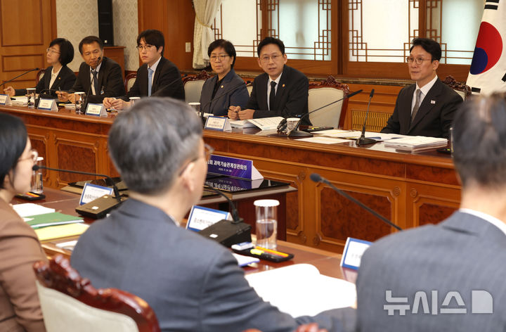 [서울=뉴시스] 김명원 기자 = 배경훈 과기부총리 겸 과학기술정보통신부 장관이 지난달 24일 오전 서울 종로구 정부서울청사에서 열린 과학기술관계장관회의에서 참석해 발언하고 있다. 왼쪽부터 오유경 식품의약품안전처장, 송기호 국가안보실 산하 경제안보비서관, 하정우 대통령실 AI미래기획수석, 정은경 보건복지부장관, 배 부총리, 김민석 국무총리. (공동취재) 2025.11.24. photo@newsis.com