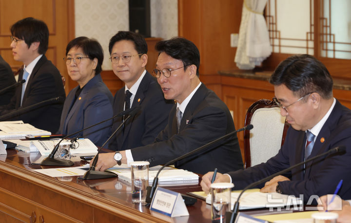 [서울=뉴시스] 김명원 기자 = 김민석 국무총리가 24일 오전 서울 종로구 정부서울청사에서 열린 과학기술관계장관회의에 참석해 발언하고 있다. 왼쪽부터 하정우 대통령실 AI미래기획수석, 정은경 보건복지부장관, 배경훈 과기부총리 겸 과학기술정보통신부 장관배 부총리, 김민석 국무총리, 윤호중 행정안전부 장관. (공동취재) 2025.11.24. photo@newsis.com