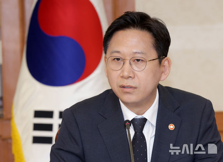 [서울=뉴시스] 김명원 기자 = 배경훈 과기부총리 겸 과학기술정보통신부 장관이 지난달 24일 오전 서울 종로구 정부서울청사에서 열린 과학기술관계장관회의에 참석해 발언하고 있다. (공동취재) 2025.11.24. photo@newsis.com