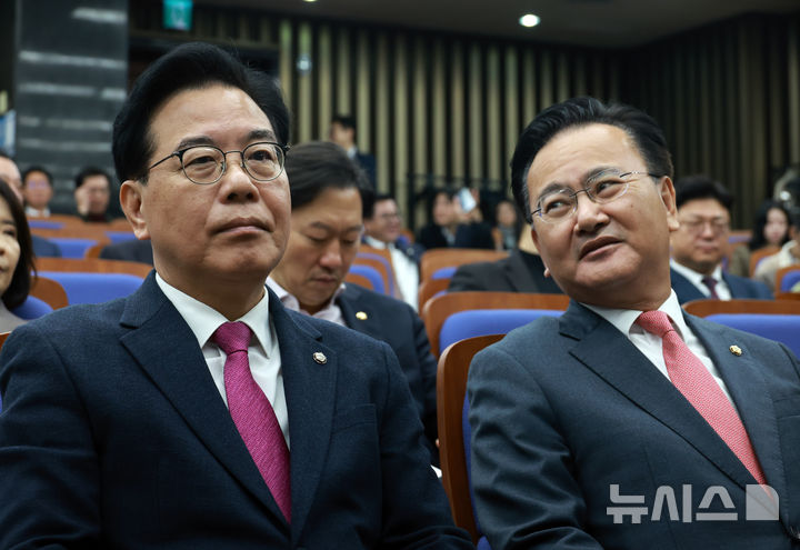 [서울=뉴시스] 고승민 기자 = 송언석 국민의힘 원내대표가 24일 서울 여의도 국회에서 열린 의원총회에 참석해 있다. 오른쪽은 유상범 원내운영수석부대표. 2025.11.24. kkssmm99@newsis.com