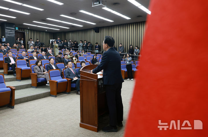 [서울=뉴시스] 고승민 기자 = 송언석 국민의힘 원내대표가 24일 서울 여의도 국회에서 열린 의원총회에서 발언하고 있다. 2025.11.24. kkssmm99@newsis.com