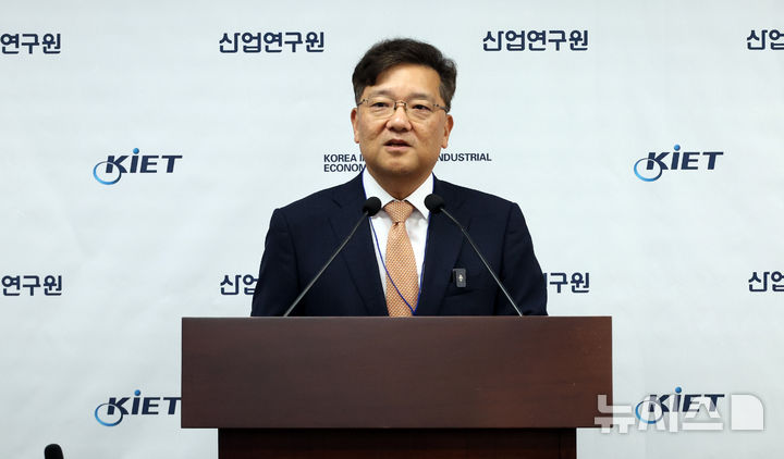 [세종=뉴시스] 강종민 기자 = 권남훈 산업연구원(KIET)장이 24일 세종시 정부세종청사에서 2026년 경제·산업 전망을 브리핑 하고 있다. 2025.11.24. ppkjm@newsis.com