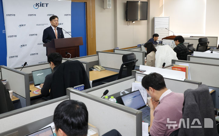[세종=뉴시스] 강종민 기자 = 권남훈 산업연구원(KIET)장이 24일 세종시 정부세종청사에서 2026년 경제·산업 전망을 브리핑 하고 있다. 2025.11.24. ppkjm@newsis.com