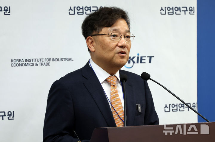 [세종=뉴시스] 강종민 기자 = 권남훈 산업연구원(KIET)장이 24일 세종시 정부세종청사에서 2026년 경제·산업 전망을 브리핑 하고 있다. 2025.11.24. ppkjm@newsis.com