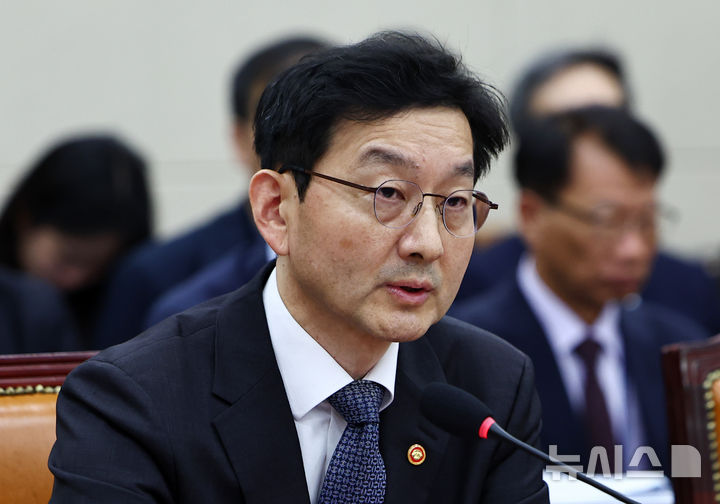[서울=뉴시스] 김명년 기자 = 윤창렬 국무조정실장이 24일 오전 서울 여의도 국회에서 열린 정무위원회 전체회의에서 질의에 답변하고 있다. 2025.11.24. kmn@newsis.com