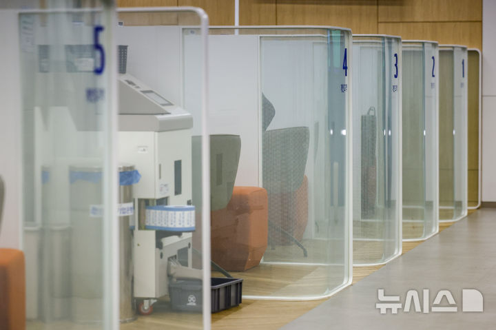 [서울=뉴시스] 정병혁 기자 = 가계대출 총량 관리 목표치를 초과한 시중은행들이 주택담보대출을 잇달아 중단하고 있다. 지난 24일 서울시내 은행 창구. 2025.11.24. jhope@newsis.com