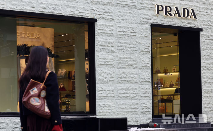 [서울=뉴시스] 최진석 기자 = 서울 프라다 매장의 모습. 2025.11.24. myjs@newsis.com