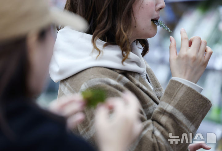 [서울=뉴시스] 김진아 기자 = 서울 시내의 한 대형마트에서 외국인 관광객들이 김을 구매하고 있다. 2025.11.24. bluesoda@newsis.com