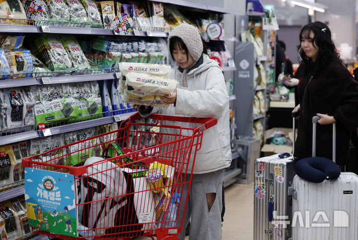 [서울=뉴시스] 김진아 기자 = 서울 시내의 한 대형마트에서 외국인 관광객들이 김을 구매하고 있다. 2025.11.24. bluesoda@newsis.com