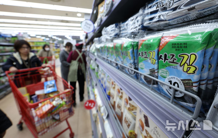 [서울=뉴시스] 김진아 기자 = 올해 한국의 김 수출 실적이 10억불을 넘기며 역대 최대 실적을 돌파했다. 해양수산부에 따르면 올해 김 수출 실적은 이달 20일 기준으로 10.15억불(약 1조5000억원)을 달성하며 역대 최고치를 기록했다. 이는 우리나라 김(K-GIM)의 품질 경쟁력이 전 세계적 수요와 함께 증가한 결과로 김 소비가 급증하고 있는 북미와 유럽을 비롯한 주요 해외시장에서의 판매 증가가 김 수출을 견인한 것으로 분석된다.&nbsp; 사진은 24일 서울 시내의 한 대형마트에서 외국인 관광객들이 김을 구매하고 있다. 2025.11.24. bluesoda@newsis.com